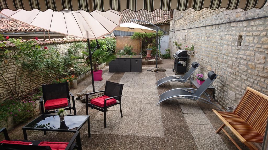 Maison Le Trefle Chef-Boutonne Buitenkant foto